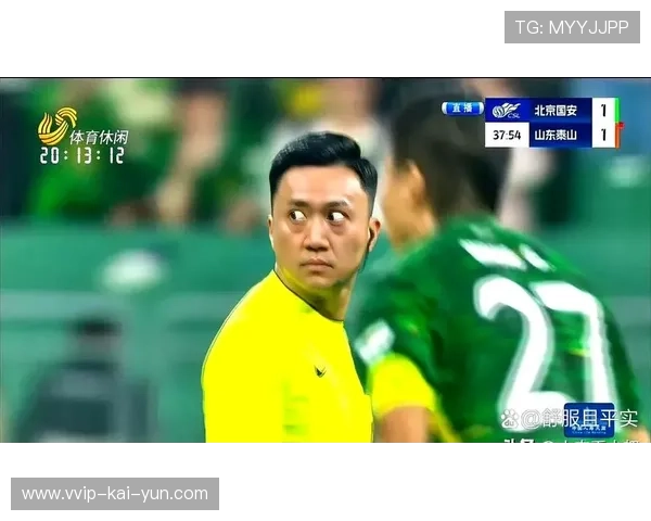 足球裁判累到跑不动